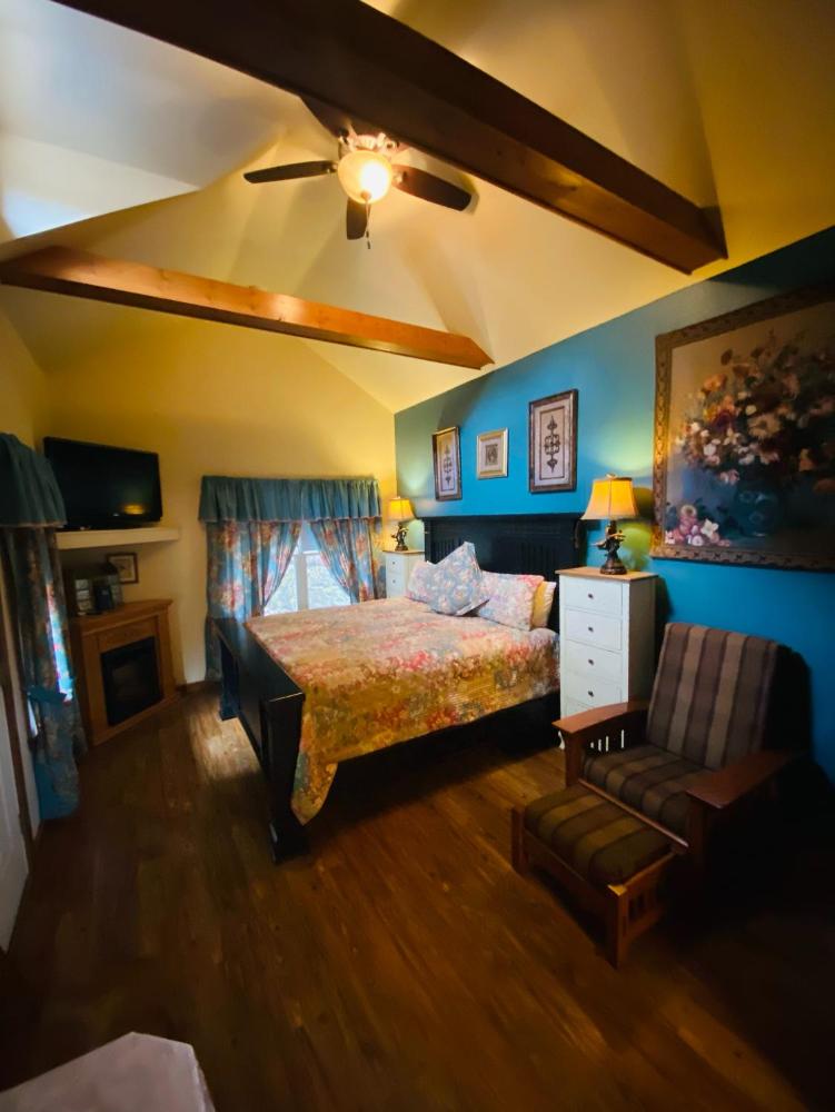 Cliffside Treehouse3 interior